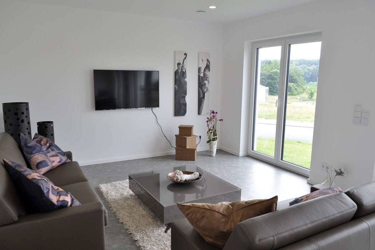 Haus Bitburg - Ein Wohnzimmer mit Möbeln und einem Flachbildfernseher - Streif