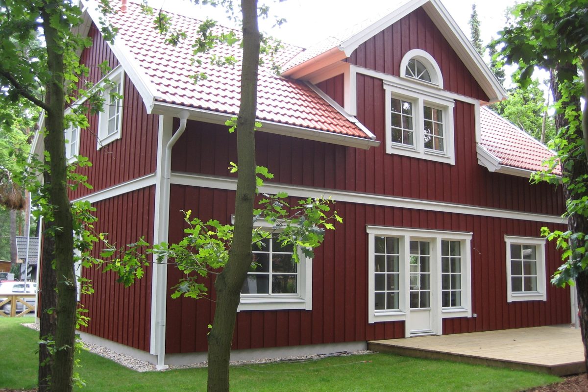 Villa Freja Lindberg - Ein großes Backsteingebäude mit Gras vor einem Haus - Abstellgleis