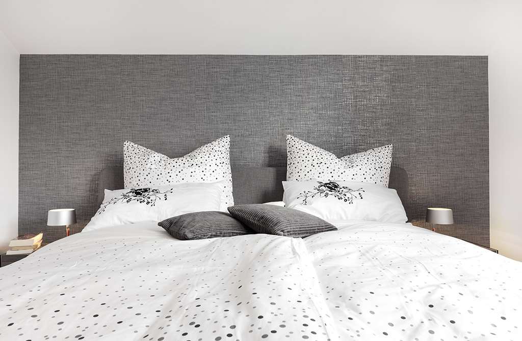 Musterhaus Bad Vilbel - Ein großes weißes Bett in einem Raum sitzen - Haus