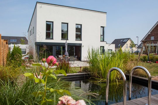 Dietz - Eine Gruppe von Menschen, die in einem Garten sitzen - Haus