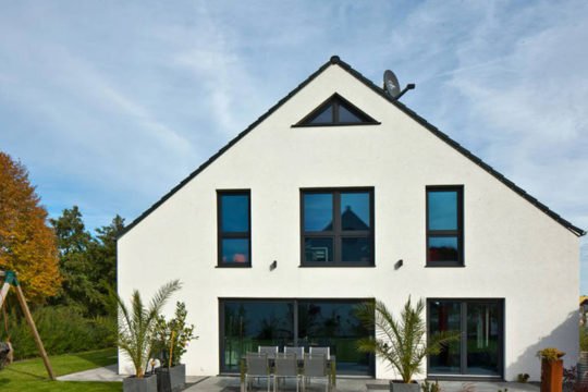 Götze - Eine Person, die vor einem Haus steht - Haus