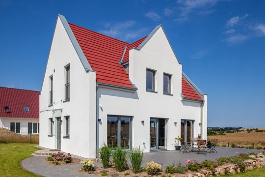 Haus Preuß - Ein kleiner Glockenturm vor einem Haus - Haus