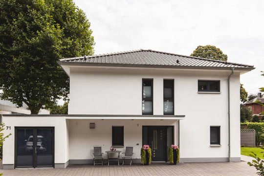 Overrath - Ein Haus mit Bäumen im Hintergrund - Haus