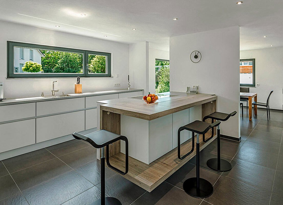 Architektenhaus 772.411 - Eine Küche mit Tisch und Stühlen in einem Raum - Interior Design Services
