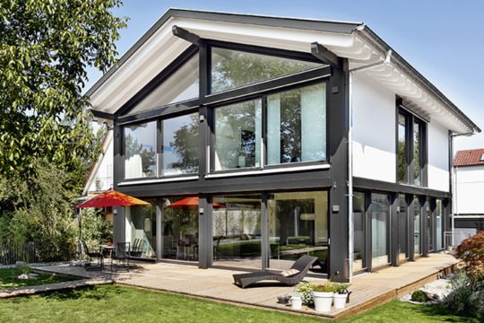 Architektenhaus 772.413 - Eine große Wiese vor einem Haus - Haus