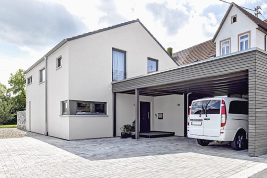 Modulhaus 772.369 - Ein weißer Bus parkte vor einem Haus - Holz