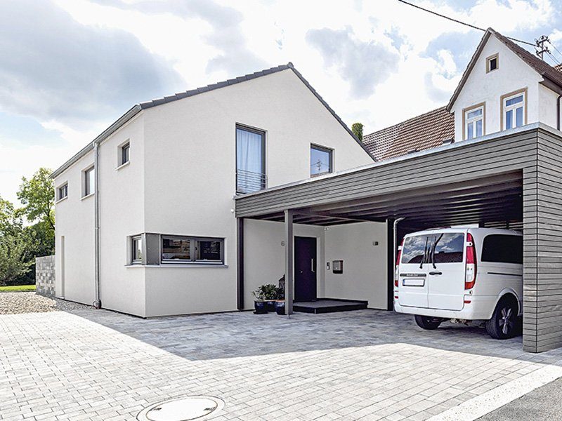 Modulhaus 772.369 - Ein weißer Bus parkte vor einem Haus - Holz