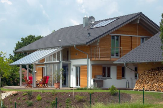 Güngerich - Ein großes Backsteingebäude mit Gras vor einem Haus - Haus