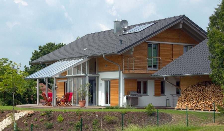 Güngerich - Ein großes Backsteingebäude mit Gras vor einem Haus - Haus