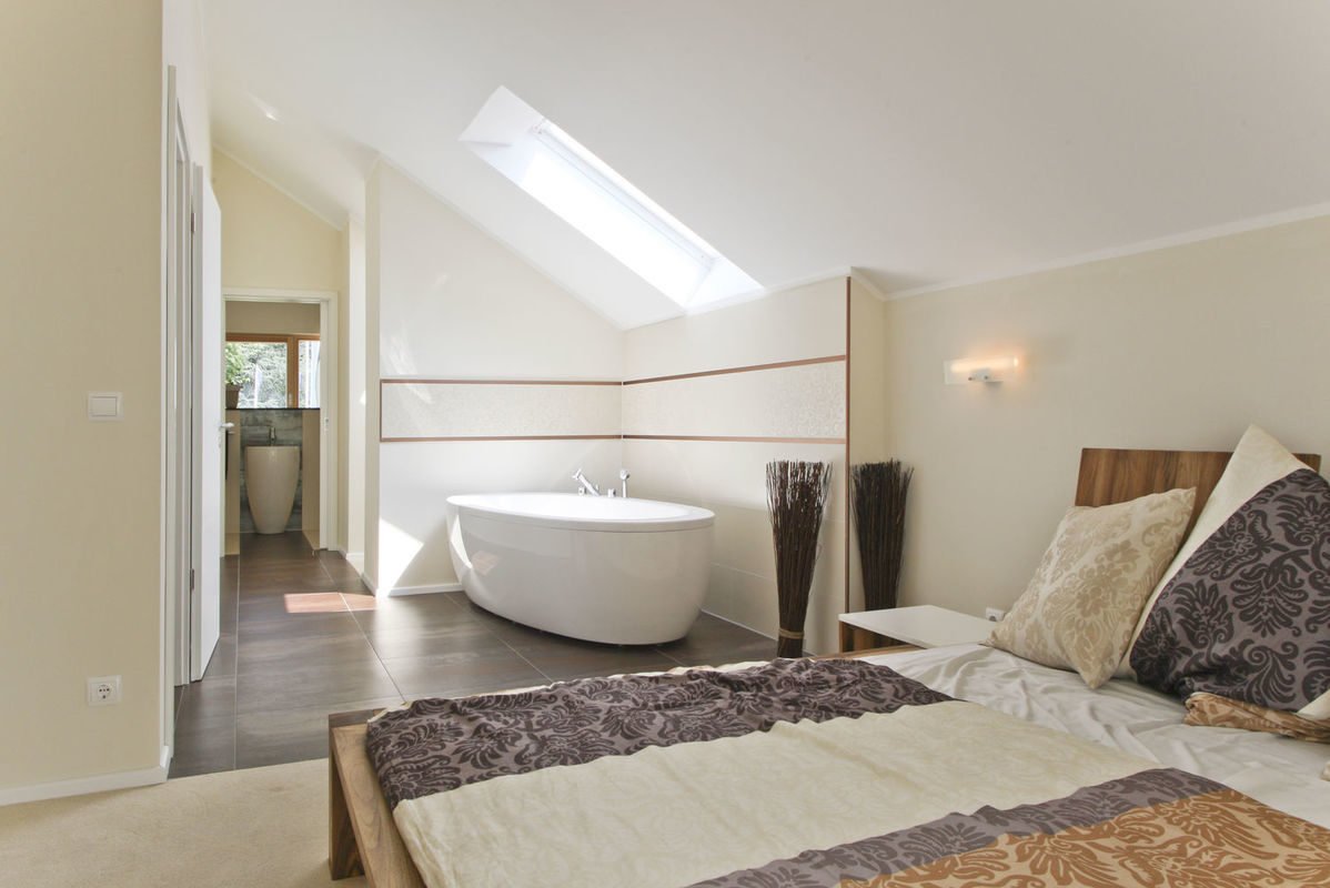 Haus Fellbach - Ein Schlafzimmer mit einem Bett und einem Spiegel - Interior Design Services