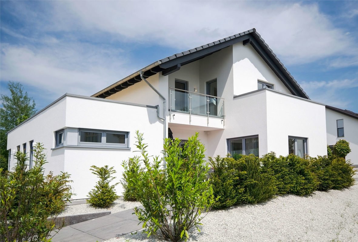 Musterhaus Bad Vilbel - Ein Haus, das an der Seite eines Gebäudes geparkt ist - Haus