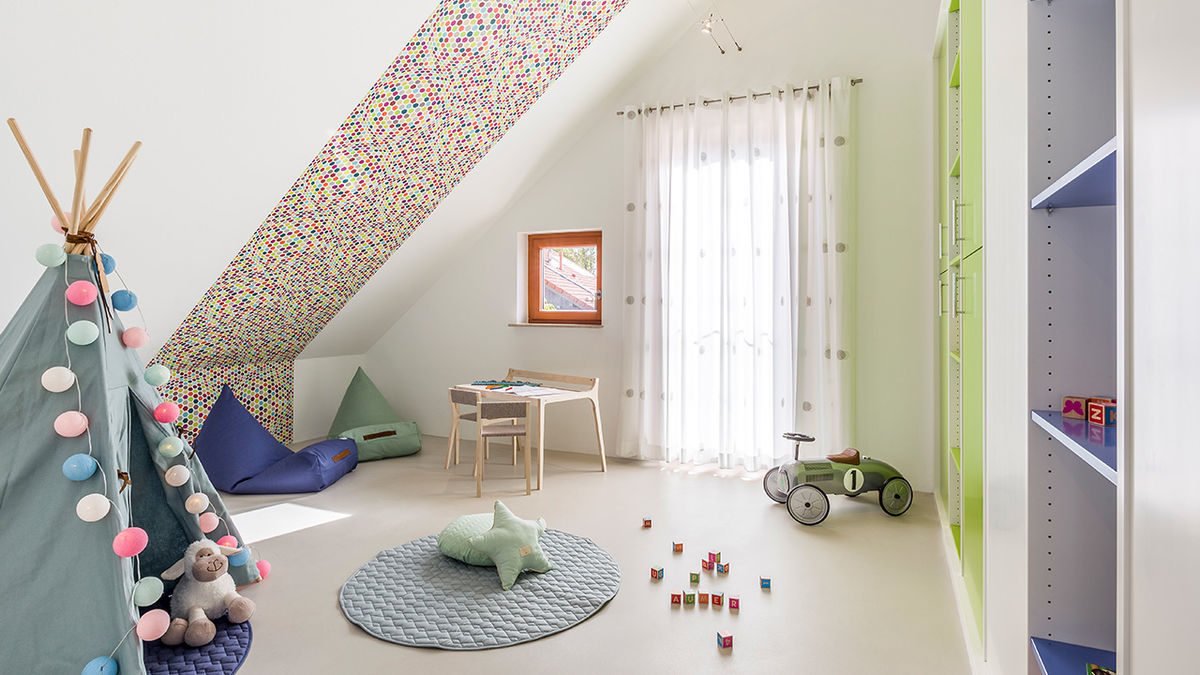 Musterhaus Poing - Ein Schlafzimmer mit einem Bett und einem Schreibtisch in einem Raum - Aumer Massivhaus, Musterhaus Poing