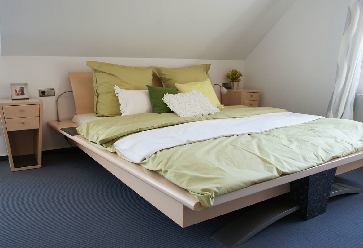 Musterhaus Bad Vilbel - Ein großes weißes Bett in einem Raum sitzen - Fertighaus