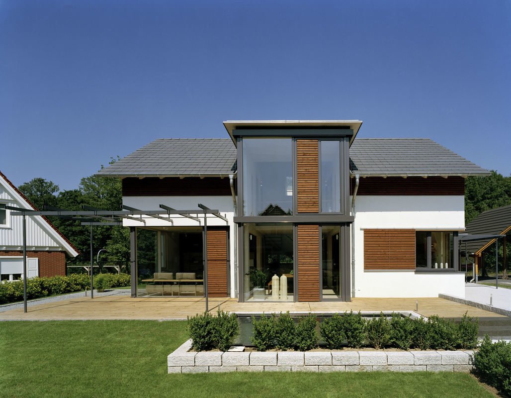 Design 168 - Eine große Wiese vor einem Haus - Holzhaus