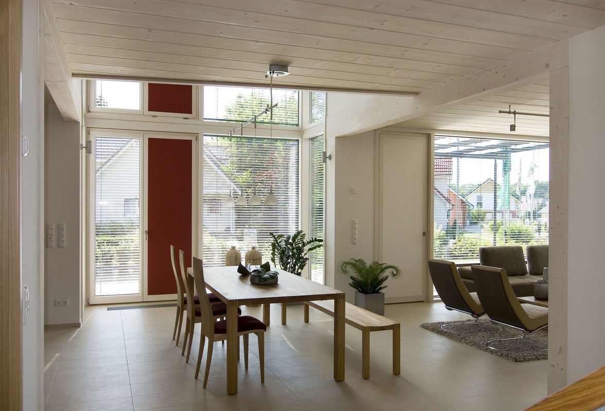 Design 168 - Ein Wohnzimmer mit Möbeln und einem großen Fenster - Die Architektur