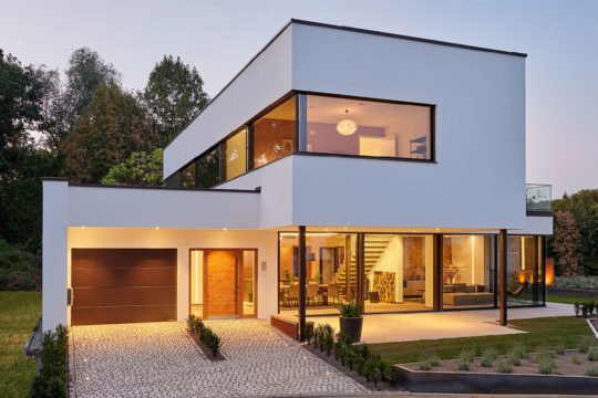 Core - Ein Haus, das ein Schild an der Seite eines Gebäudes hat - Luxhaus