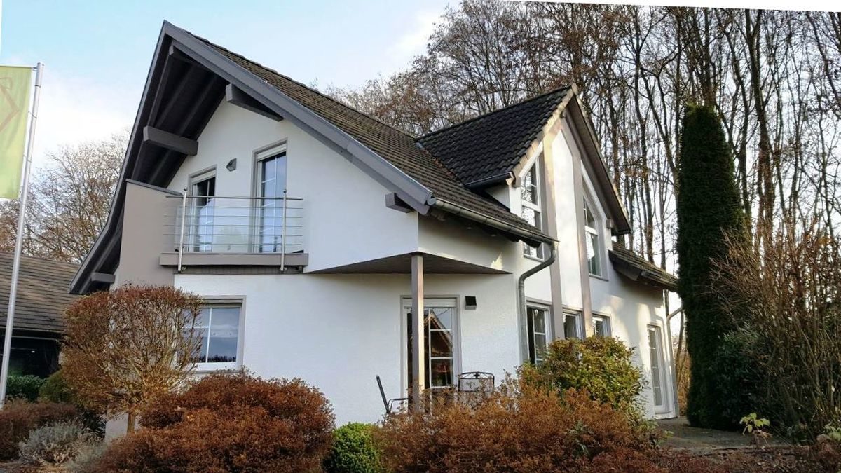 Silber - Ein Baum vor einem Haus - Haus