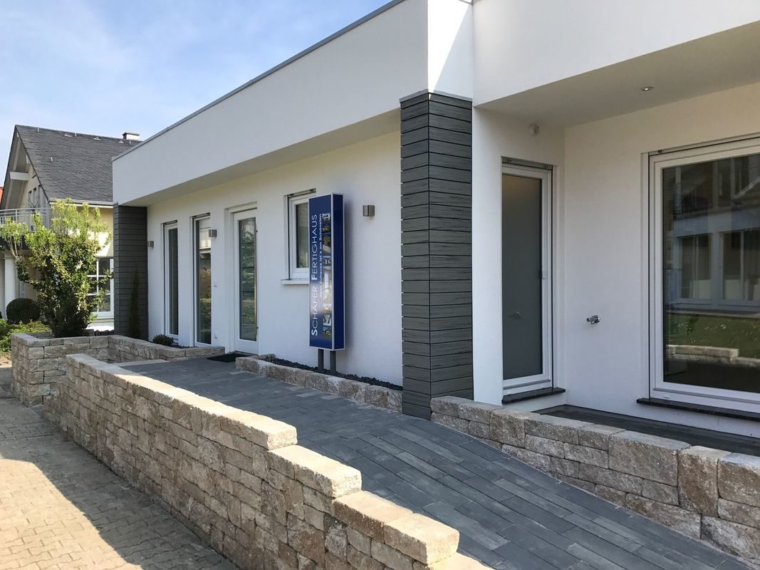Bungalow - Ein Haus an der Seite eines Gebäudes - Haus