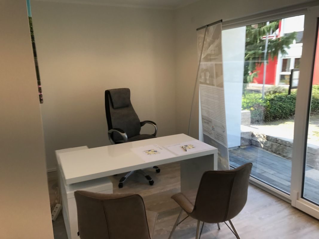 Bungalow - Ein Schreibtisch mit einem Stuhl in einem Raum - Interior Design Services