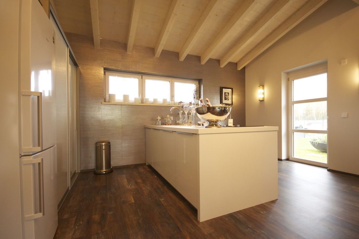Pro Lifestyle - Eine Küche mit Holzboden - Dachgeschoss