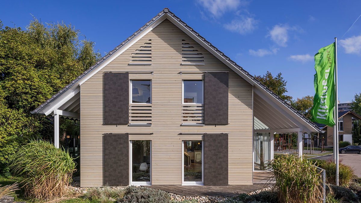 Musterhaus Fellbach - Ein Haus mit Büschen vor einem Backsteingebäude - Abstellgleis