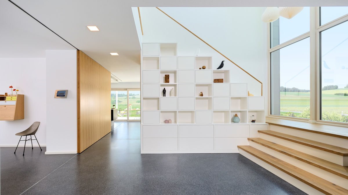 Musterhaus Fellbach - Ein Raum voller Möbel und ein großes Fenster - Interior Design Services
