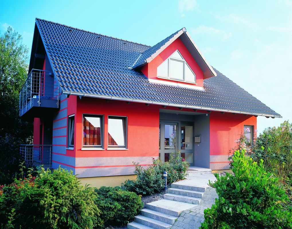Musterhaus Fellbach Da Capo - Ein haus mit büschen vor einem gebäude - Messehaus & Garten Fellbach