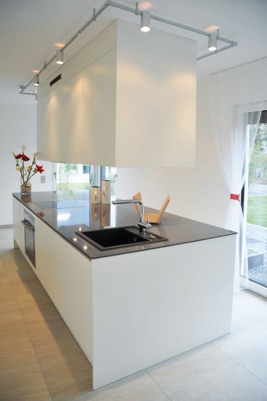 Musterhaus Frankfurt - Ein großer weißer Kühlschrank in einer Küche - Haus