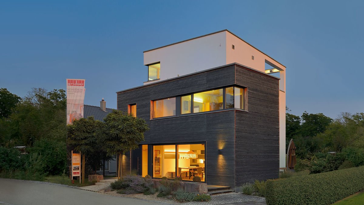 Musterhaus Poing - Ein leerer Parkplatz vor einem Haus - Bauzentrum Poing