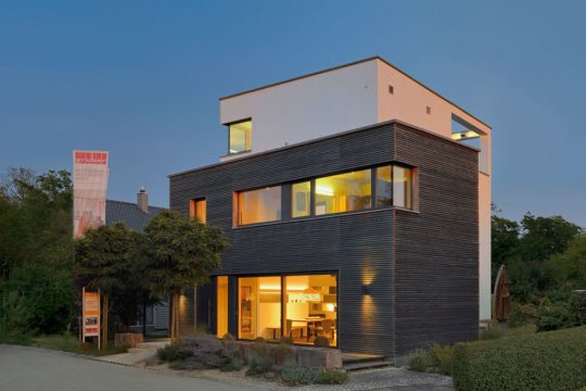 Musterhaus Poing - Ein leerer Parkplatz vor einem Haus - Bauzentrum Poing