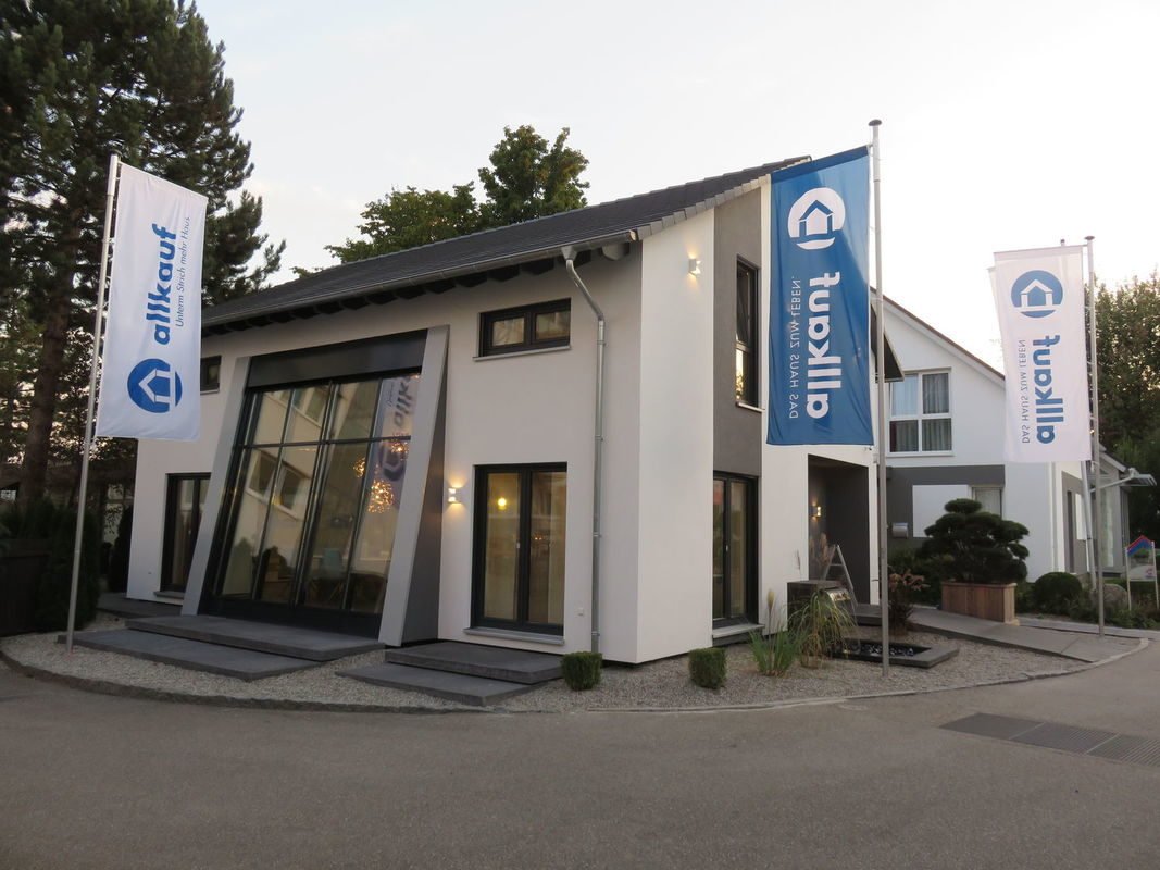 Trendline 1 - Ein Haus mit einem Schild am Straßenrand - allkauf haus - Musterhaus Poing