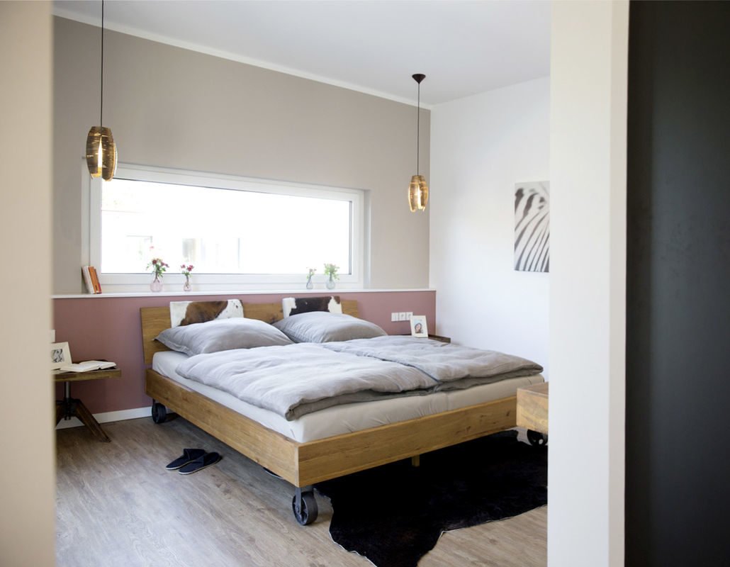 Grüne Stadtvilla in München - Ein Schlafzimmer mit einem Bett und einem Spiegel - Haus