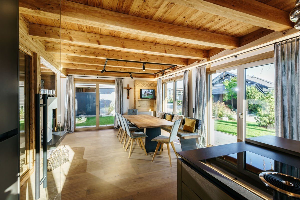 Musterhaus Poing - Ein Raum voller Möbel und ein großes Fenster - Tiroler Holzhaus