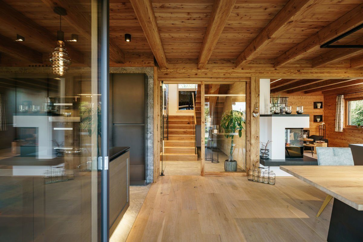 Musterhaus Poing - Ein Zimmer mit Holzboden - Tiroler Holzhaus