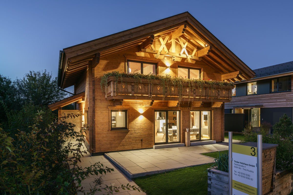 Musterhaus Poing - Ein Haus mit einem Schild an einem Backsteingebäude - Holzhaus