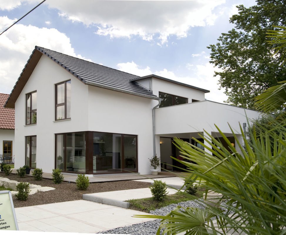 Haus Fellbach - Ein Baum vor einem Haus - Haus