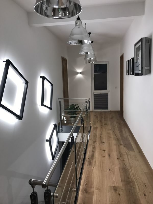 Musterhaus Fellbach - Ein Zimmer mit Holzboden - OKAL GmbH