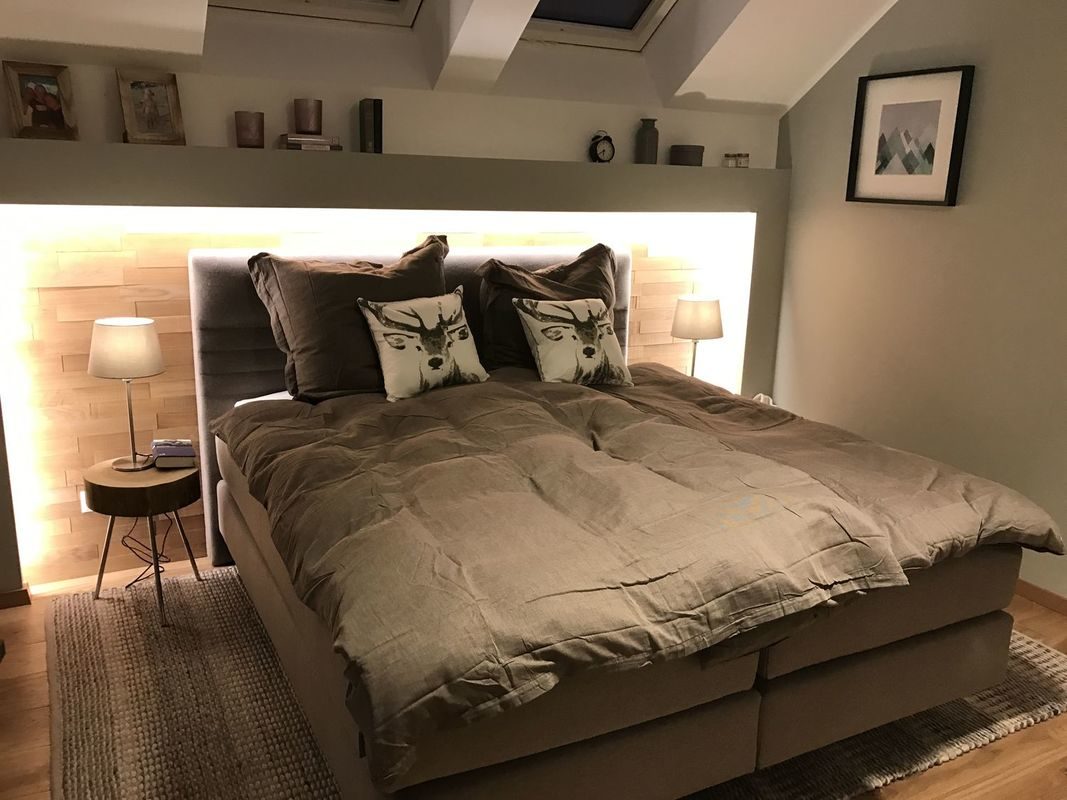Musterhaus Fellbach - Ein Schlafzimmer mit einem großen Bett in einem Raum sitzen - OKAL GmbH
