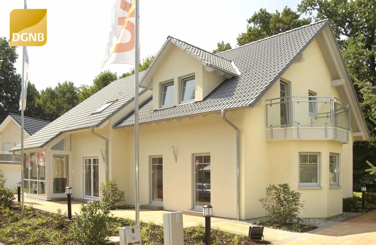 Twin Family - Ein Haus mit Bäumen im Hintergrund - OKAL Haus GmbH