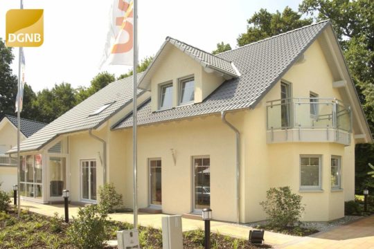 Twin Family - Ein Haus mit Bäumen im Hintergrund - OKAL Haus GmbH