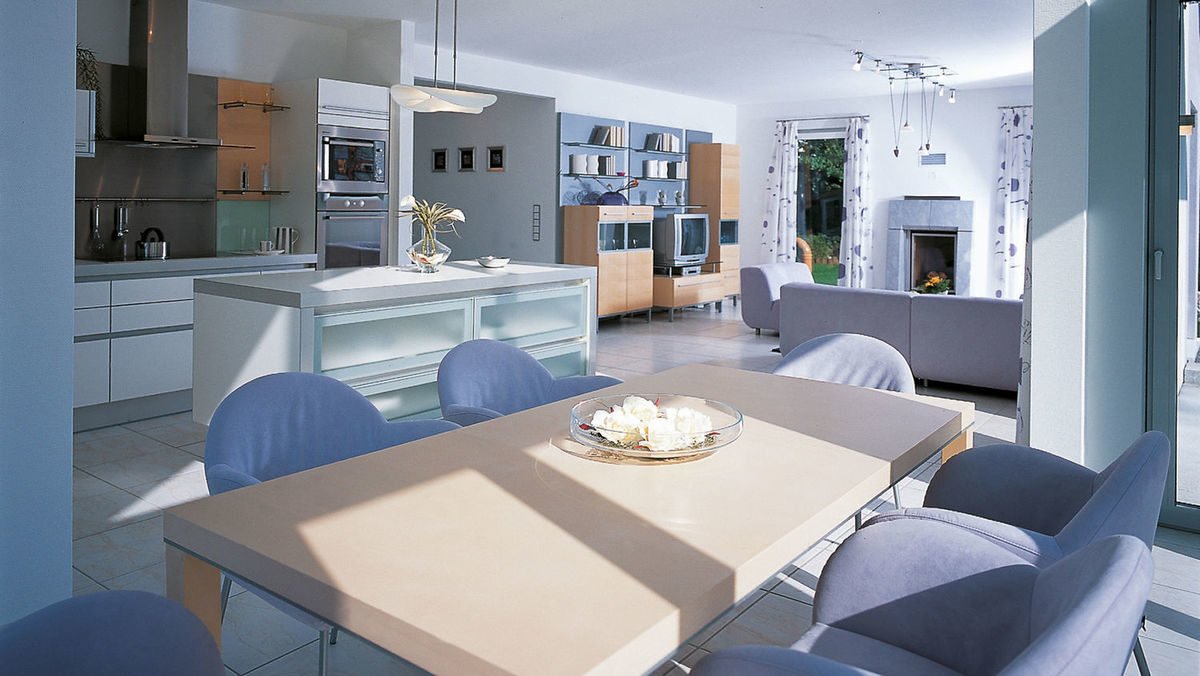 Evolution Fellbach – Effizienzhaus - Eine küche mit einem blauen und weißen kasten auf einem tisch - Interior Design Services