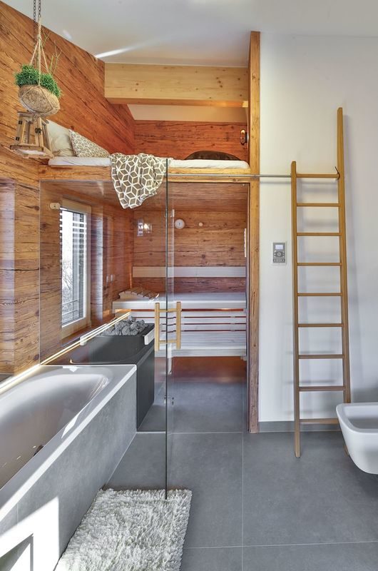 Musterhaus Poing - Eine Küche mit Holzschränken und einer Badewanne - Regnauer Fertigbau GmbH & Co. KG