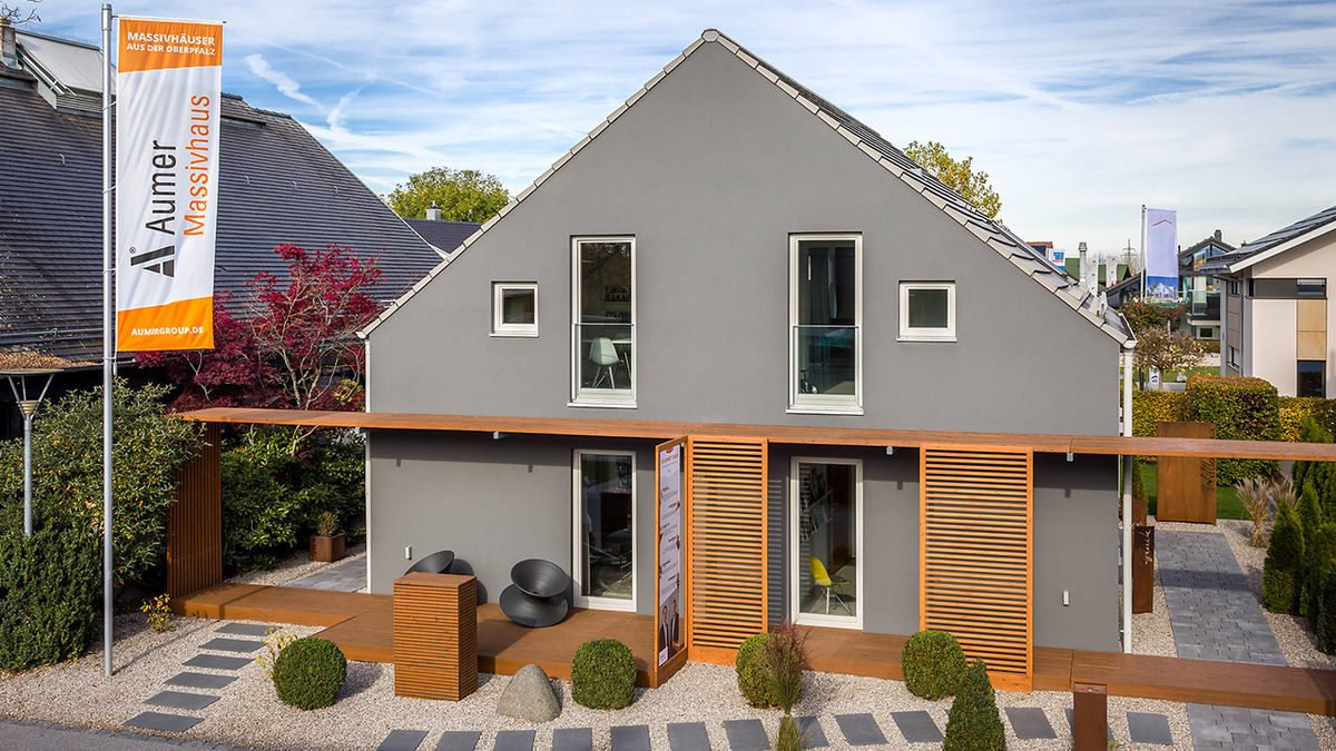 Musterhaus Poing - Ein Haus, das an der Seite eines Gebäudes geparkt ist - Haus