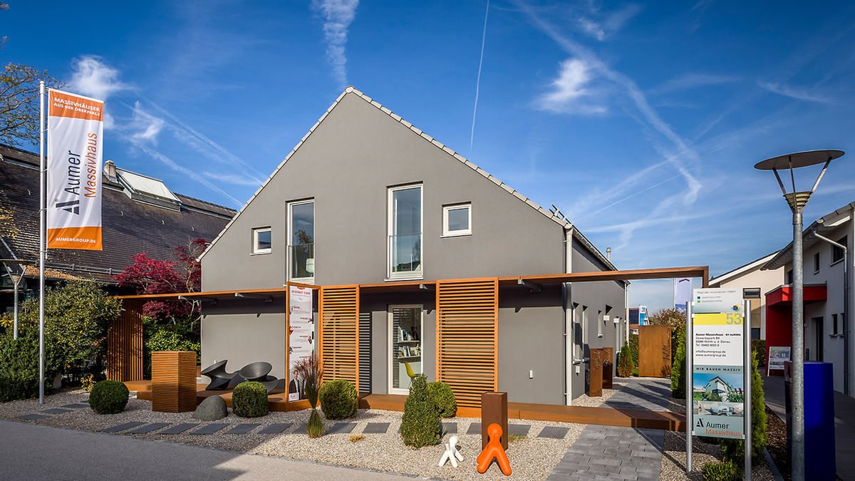 Musterhaus Poing - Ein schild vor einem haus - Aumer Massivhaus, Musterhaus Poing