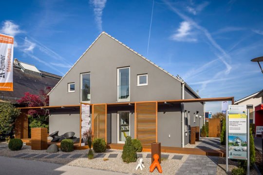 Musterhaus Poing - Ein schild vor einem haus - Aumer Massivhaus, Musterhaus Poing