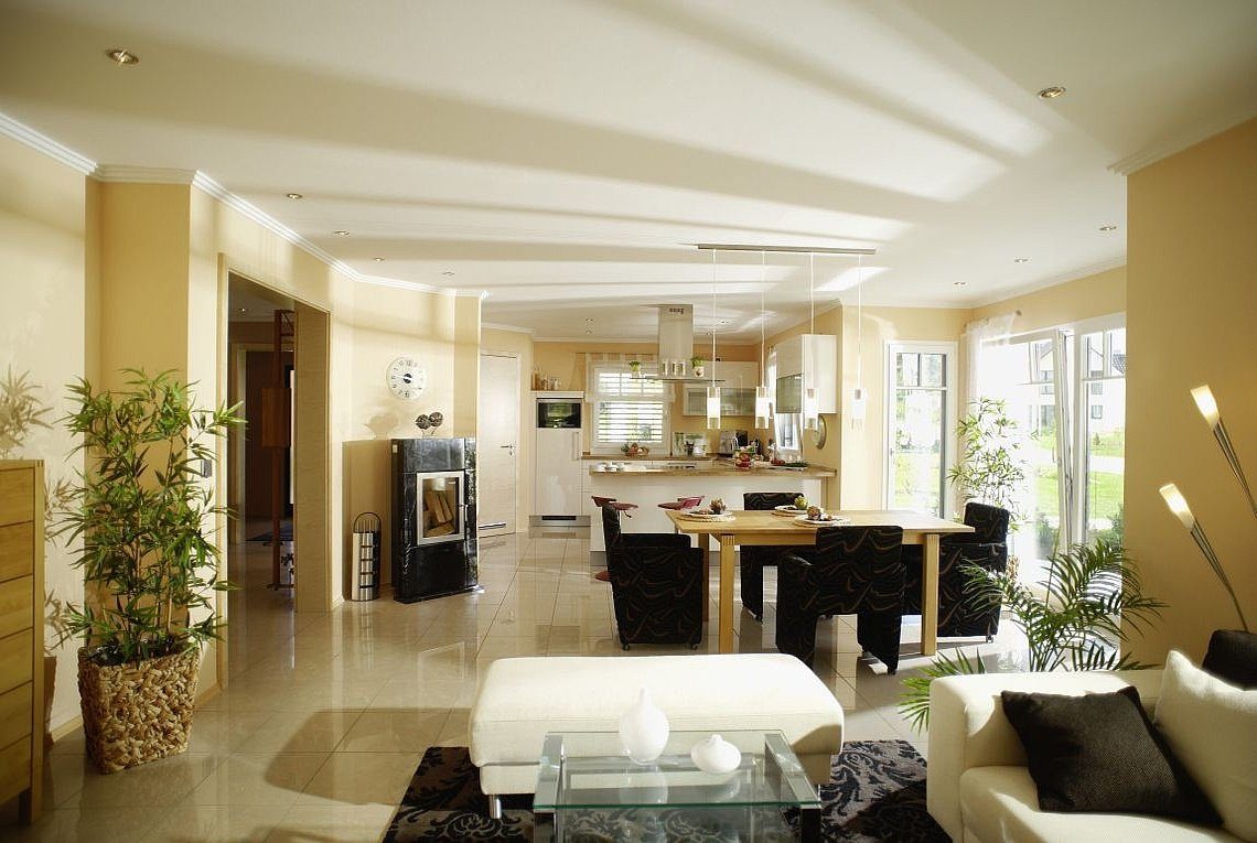 Musterhaus Barcelona - Ein Wohnzimmer mit Möbeln und einem großen Fenster - Rensch-Haus GmbH