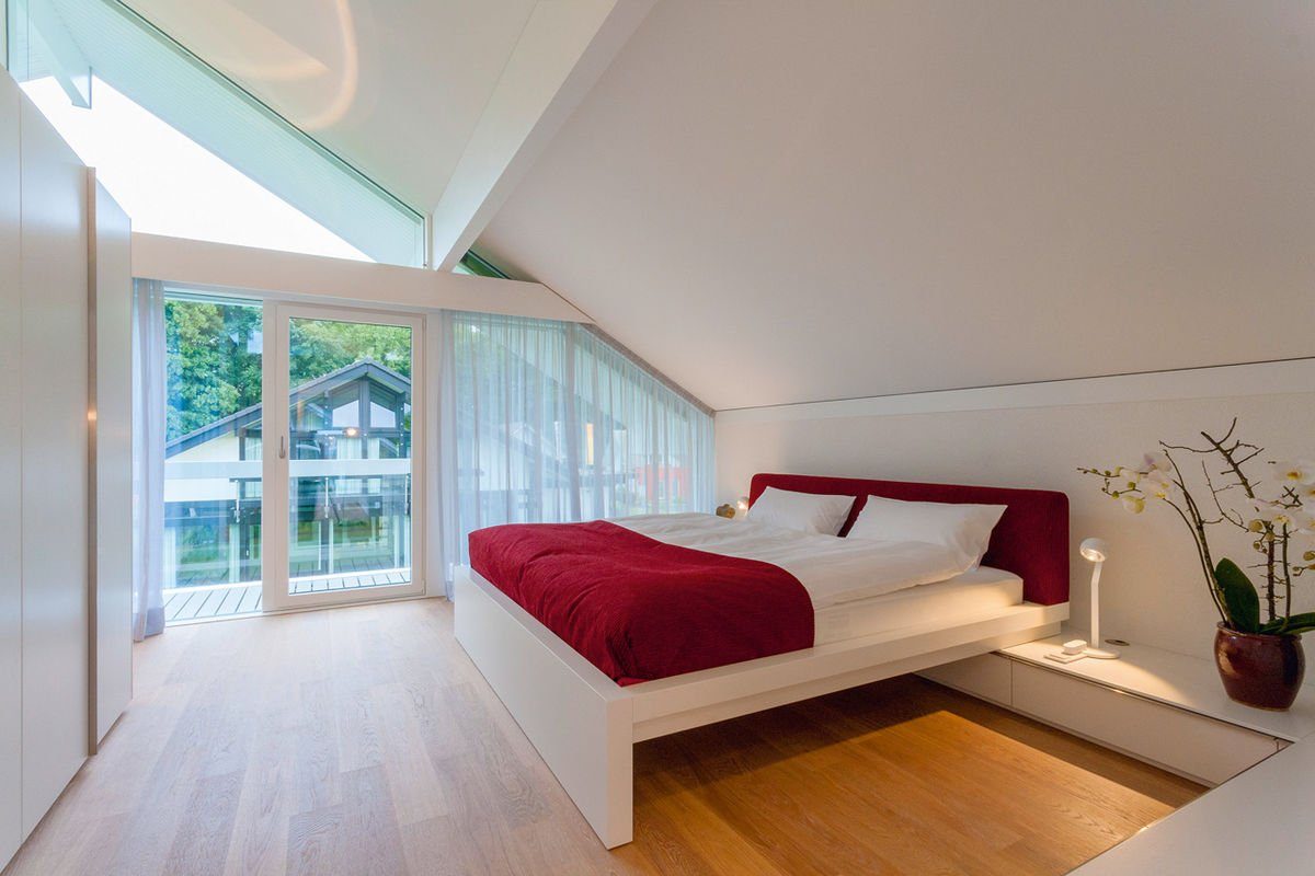 HUF HAUS Musterhaus Frankfurt - Ein Schlafzimmer mit einem Bett und einem Fenster - Huf Haus