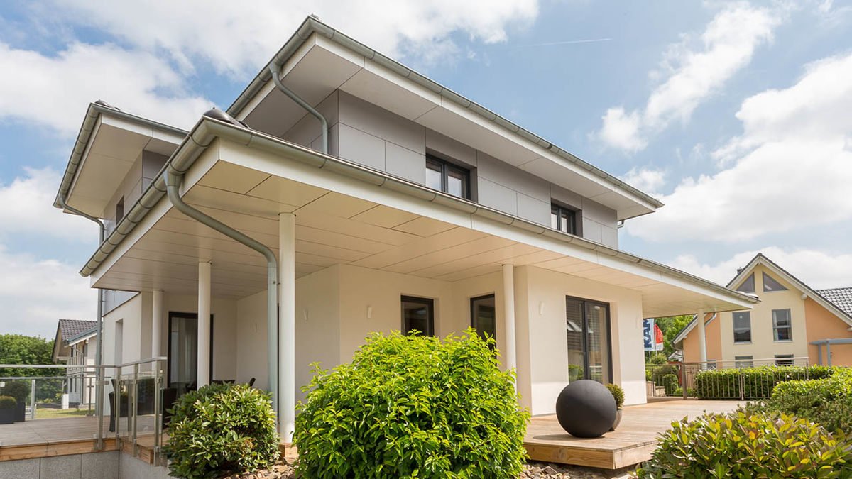 Florenzo - Eine Statue vor einem Haus - Büdenbender Hausbau GmbH