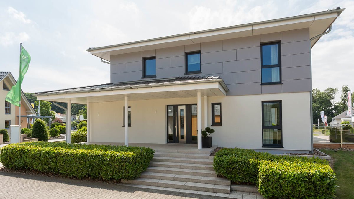 Florenzo - Ein großes Backsteingebäude mit Gras vor einem Haus - Haus