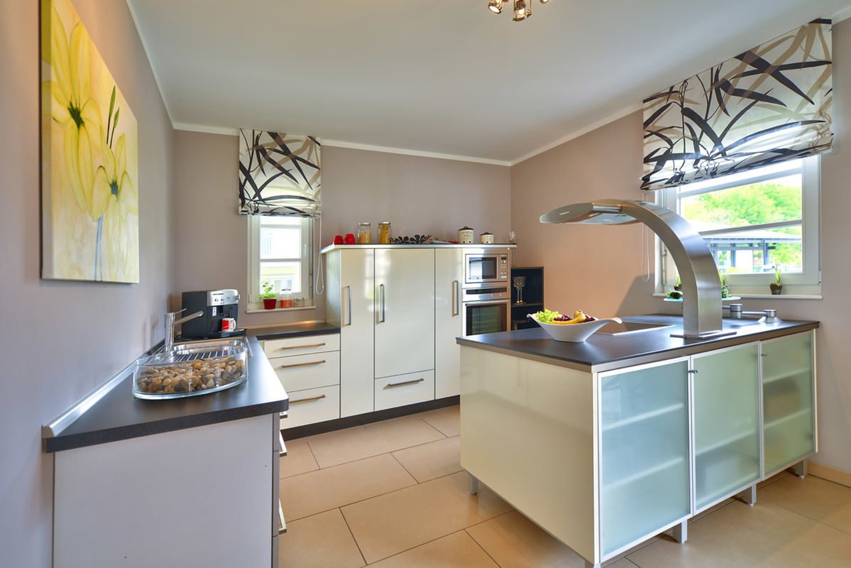 Florenzo - Eine küche mit waschbecken und fenster - Interior Design Services